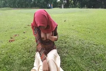Nekat Buka Bukaan Depan Umum Hijabers Berani